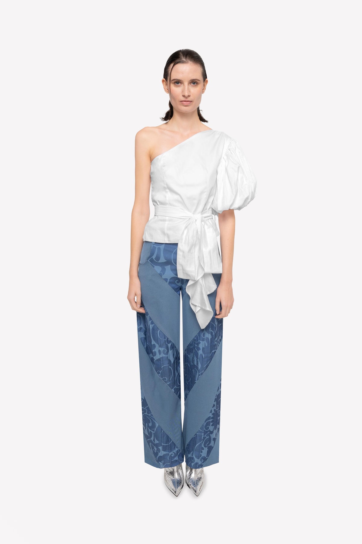 Look : top asymétrique Véronique à manche bouffante et pantalon nervuré taille haute Lisa – portée, vue de face