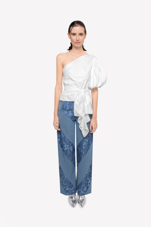 Look : top asymétrique Véronique à manche bouffante et pantalon nervuré taille haute Lisa – portée, vue de face