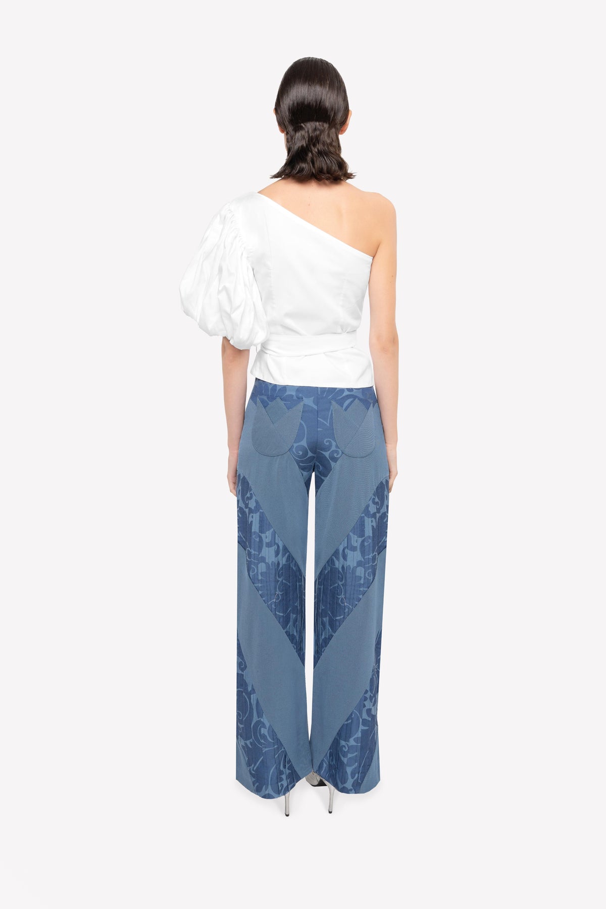 Look : top asymétrique Véronique à manche bouffante et pantalon nervuré taille haute Lisa – portée, vue de dos