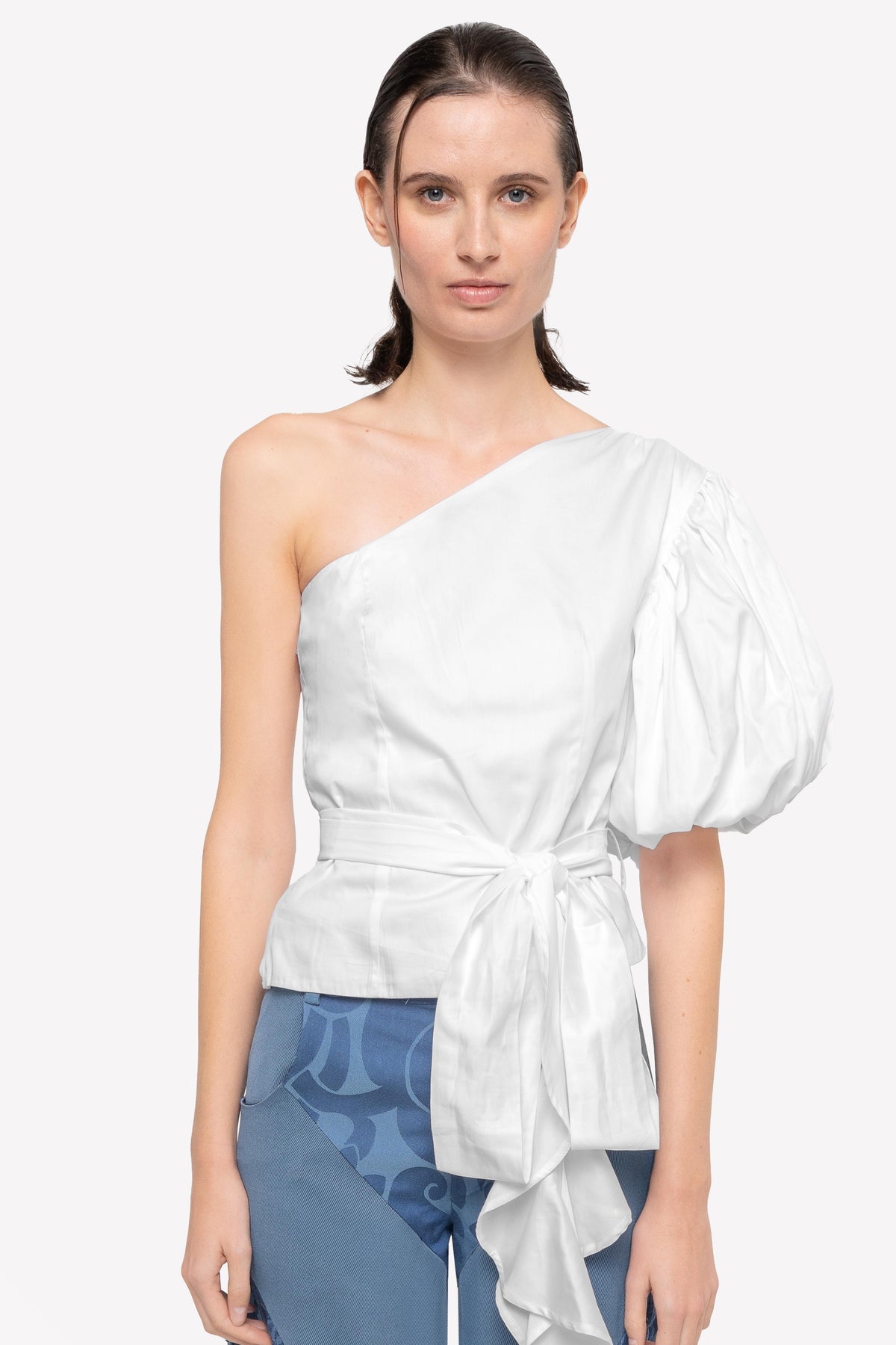 Top asymétrique Véronique à manche bouffante – détail devant