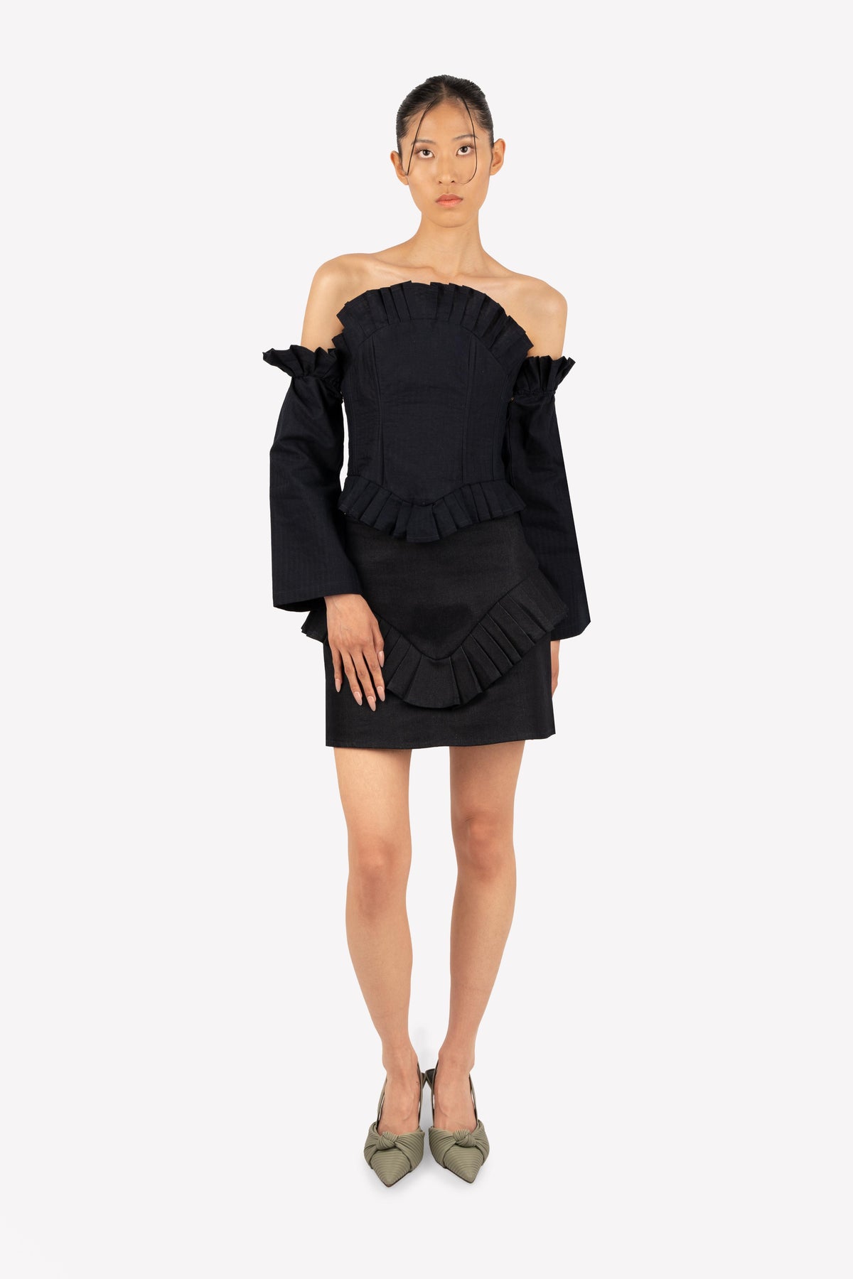 Look : corset Charlotte à manches amovibles et jupe plissée taille haute Karen – portée, vue de face