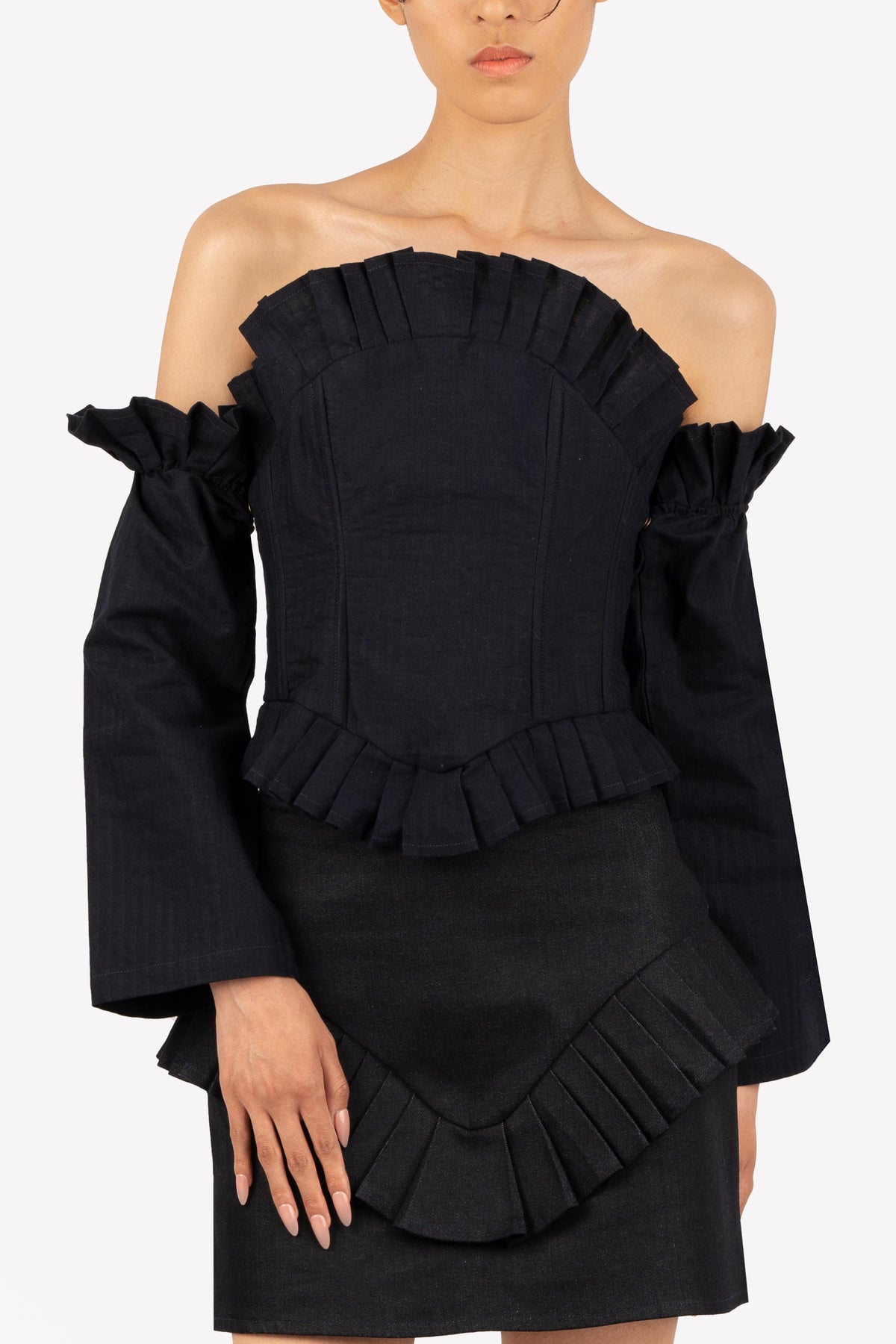 Look : corset Charlotte à manches amovibles et jupe plissée taille haute Karen – détail devant