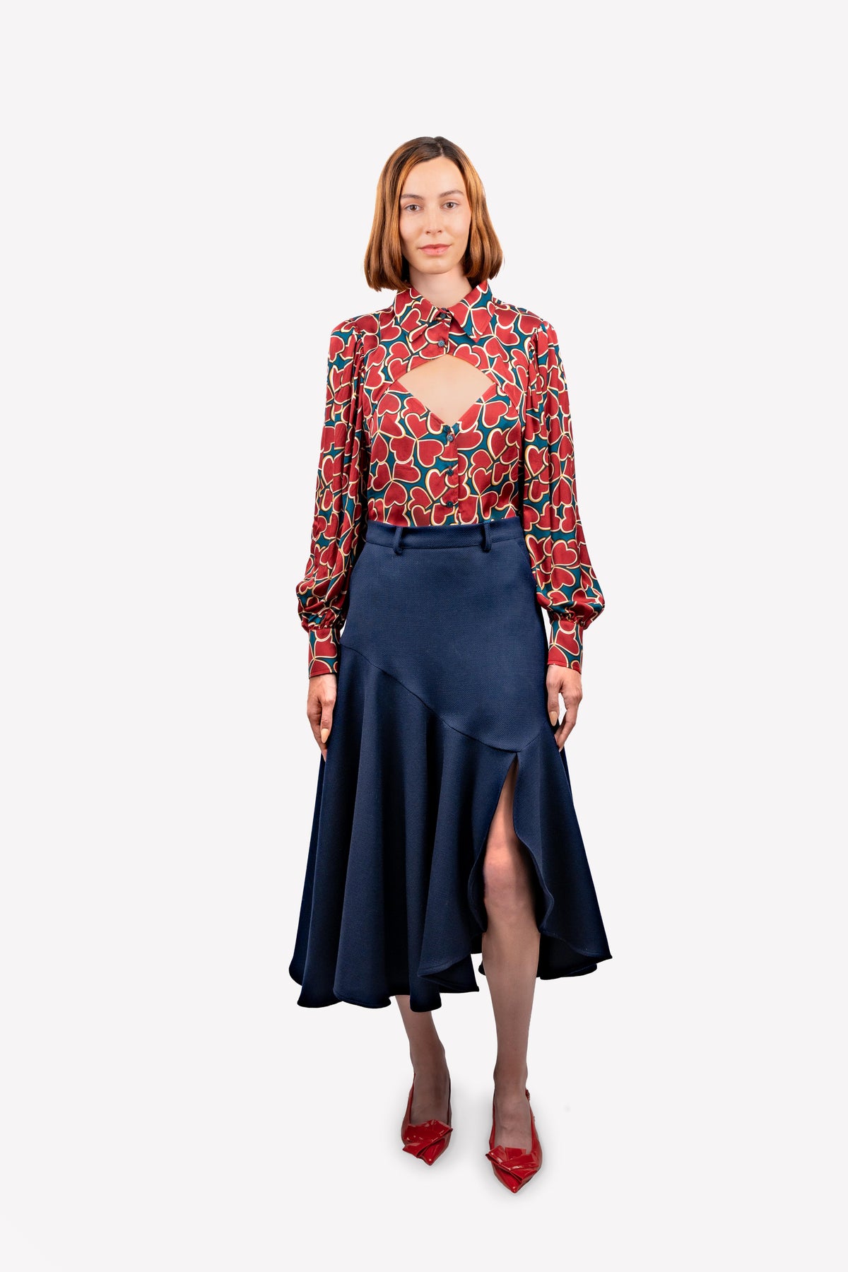 Look : chemise Angèle imprimée cœurs et jupe midi à godets Lavinia – portée, vue de face