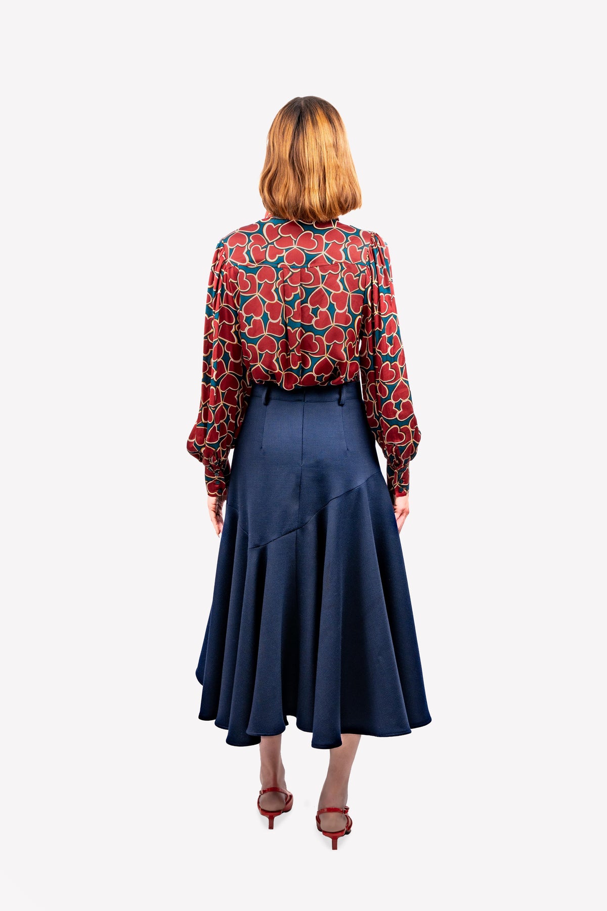 Look : chemise Angèle imprimée cœurs et jupe midi à godets Lavinia – portée, vue de dos