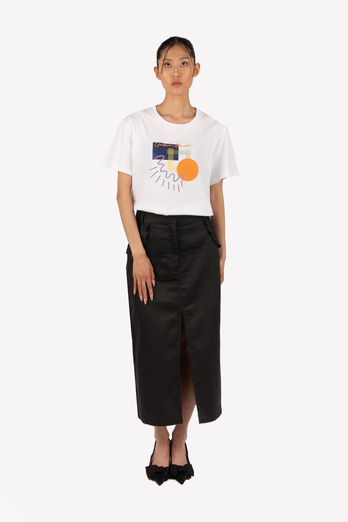 Look : t-shirt Matthieu imprimé Kandinsky et jupe midi fendue noire Selena – portée, vue de face