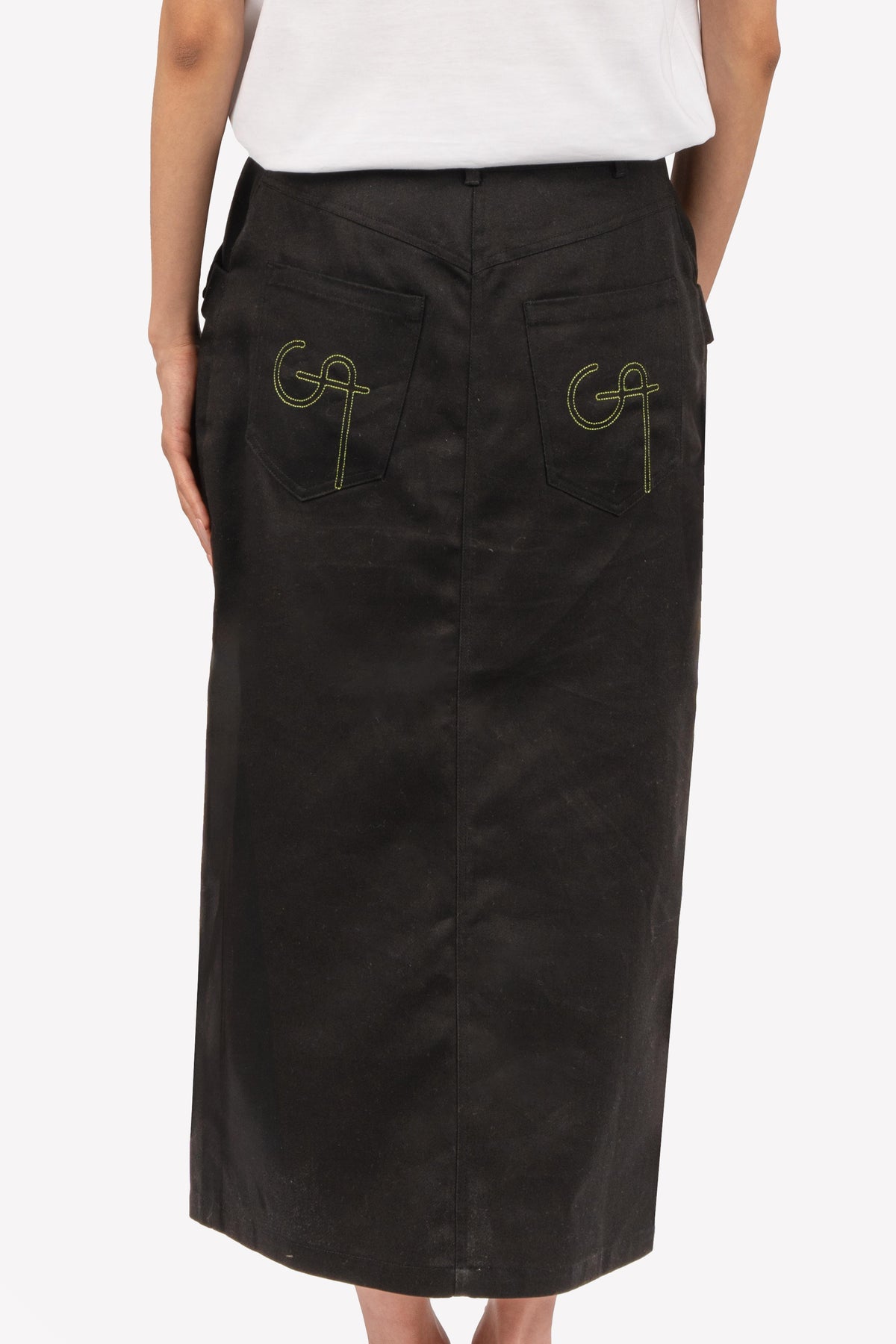 Look : t-shirt Matthieu imprimé Kandinsky et jupe midi fendue noire Selena – détail dos