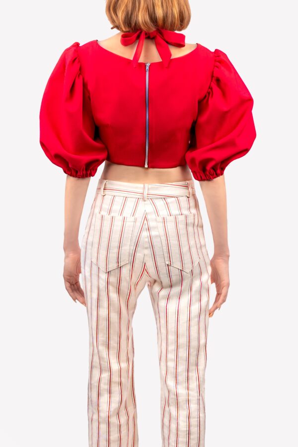 crop top rouge à manches bouffantes